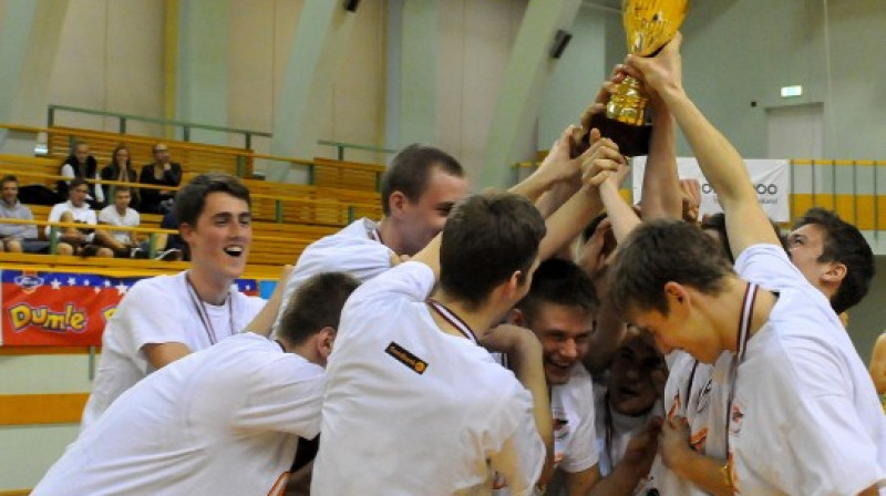 VEF skolas U19 komanda: prieks par pirmo čempionu titulu Swedbank LJBL.
Foto: Romualds Vambuts