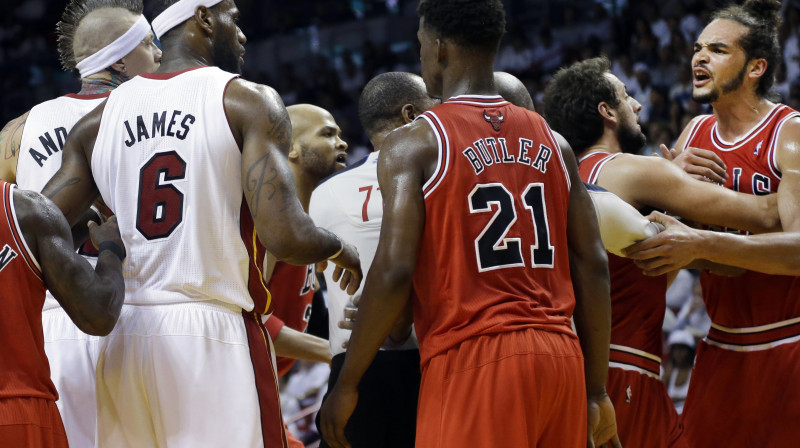 Sērijas otrajā mačā starp "Heat" un "Bulls" basketbolistiem noritēja ārkārtīgi fiziska un nepiekāpīga cīņa
Foto: AP/Scanpix