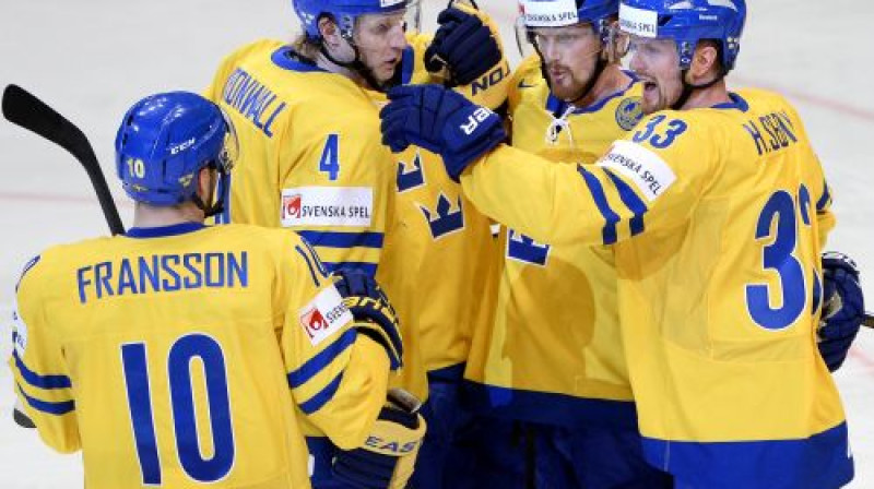 Zviedru hokejisti apsveic viens otru ar vārtu guvumu
Foto:AFP/Scanpix