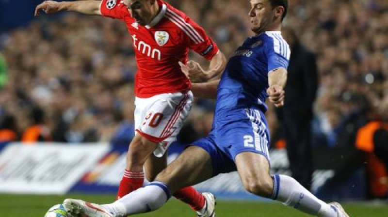 Brīdis no "Chelsea" un "Benfica" cīņas pagājušajā sezonā- Nikolasam Gaitanam bumbu cenšas atņemt Braņislavs Ivanovičs
Foto:AP/Scanpix