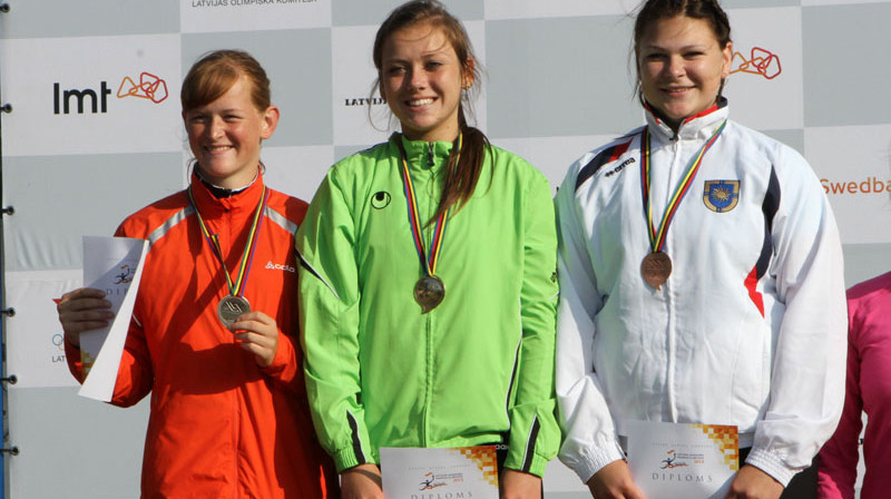 Olimpiādes uzvarētājas šķēpmešanā: Laine Donāne (no kreisās), Anete Kociņa un Andrija Priedīte
Foto: Ritvars Raits