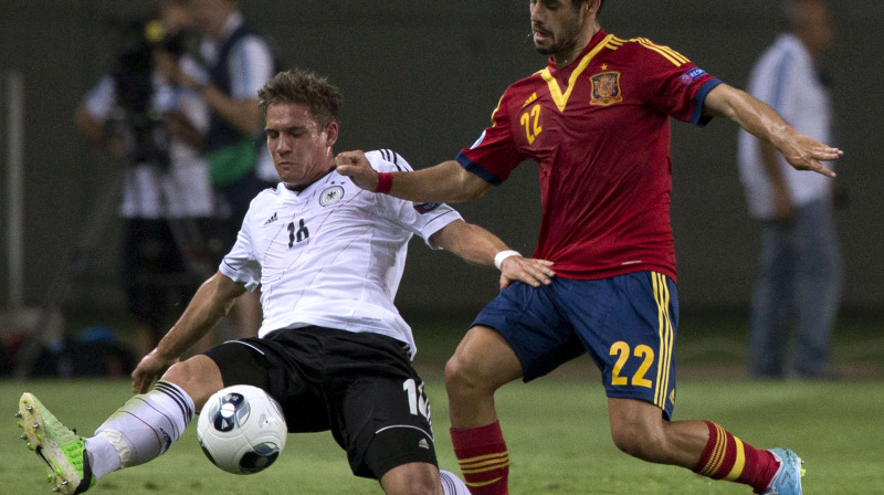 Isko (pa labi) cīņā par bumbu Eiropas U21 čempionātā
Foto: AFP/Scanpix