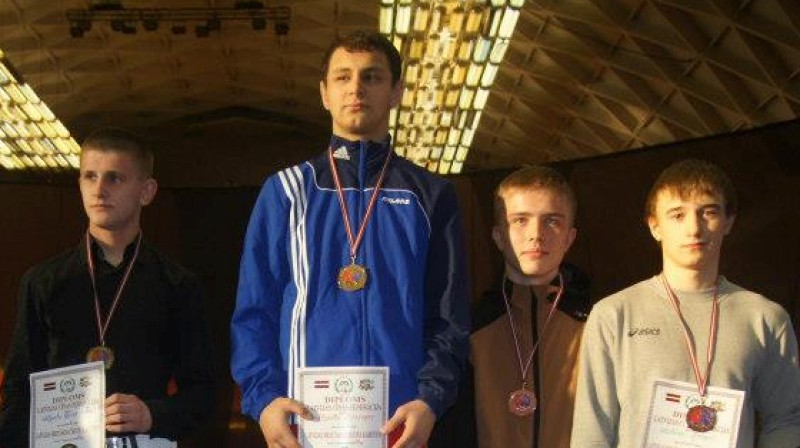 Alberts Jurčenko (centrā) - Latvijas kadetu čempions
Foto: Latvijas Cīņas federācija