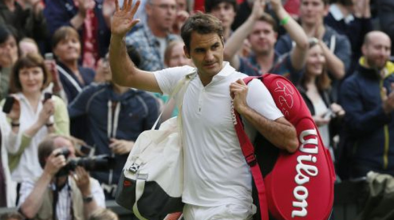 Rodžers Federers atvadās no Vimbldonas. Ne pēdējo reizi...
Foto: Reuters/Scanpix