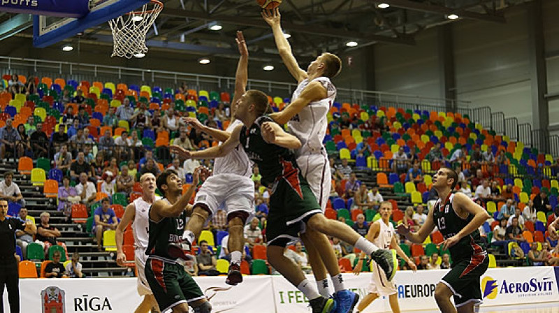 Latvijas U18 izlase: pret Bulgāriju liels pārsvars "otrajā stāvā".
Foto: FIBAEurope/Mārtiņš Sīlis