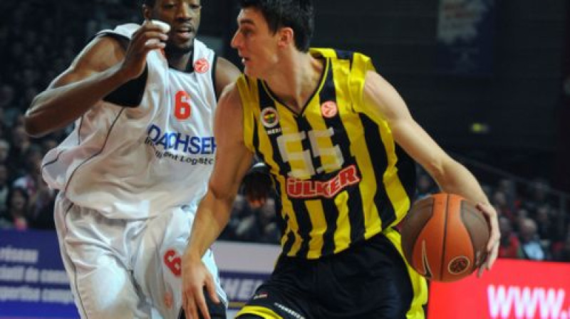 Entiveins Robinsons pret "Fenerbahce" basketbolistu Emiru Preldziču
Foto: AFP/Scanpix