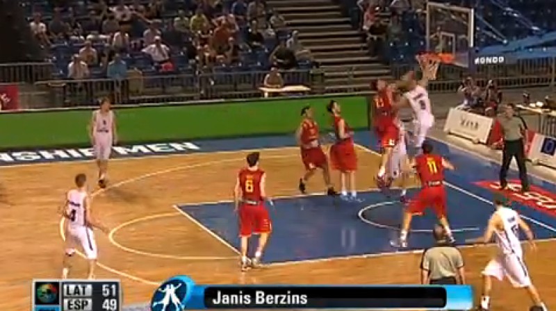Jānis Bērziņš danko spāņu grozā
Foto: no "FIBAEuropeTV" video