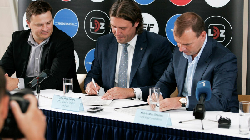"VEF Rīga" prezidents Māris Martinsons (no labās) 2013. gada 28. augustā parakstīja sadarbības līgumu ar apdrošināšanas kompāniju PZU
Foto: Ģirts Ozoliņš, f64