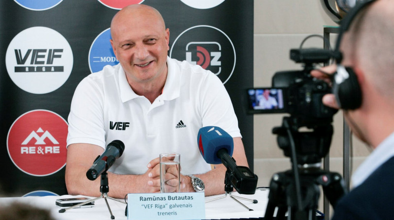 Basketbola kluba "VEF Rīga" galvenais treneris Ramūns Butauts preses konferencē viesnīcā "Bergs" 2013. gada 28. augustā
Foto: Ģirts Ozoliņš, f64