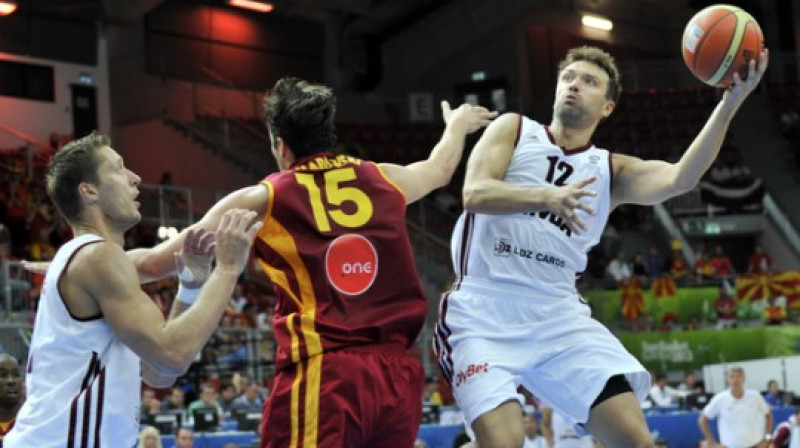 Kaspars Bērziņš (pa kreisi) un Kristaps Janičenoks (pa labi) šodien bija rezultatīvākie Latvijas izlases rindās
Foto: Romāns Kokšarovs, Sporta Avīze/F64 Photo Agency