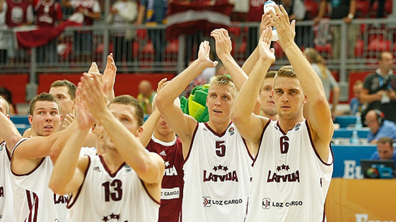 Latvijas valstsvienība: labas izredzes spēlēt Eiropas čempionāta otrajā posmā.
Foto: FIBAEurope.com