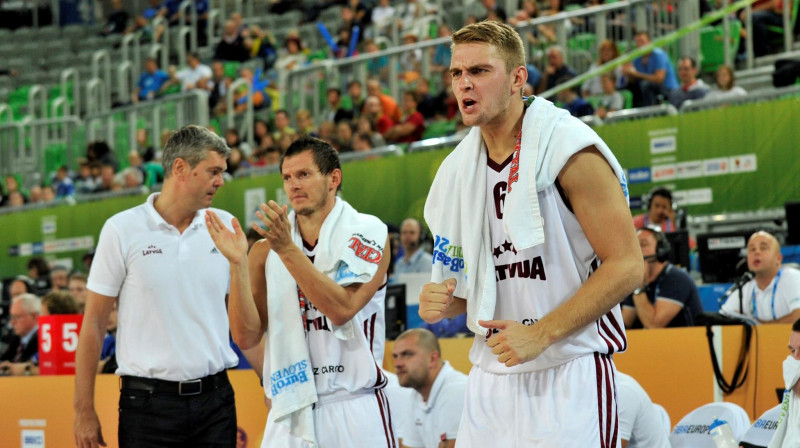 Ainars Bagatskis, Jānis Blūms un Rolands Freimanis spēlē pret Beļģiju
Foto: Romāns Kokšarovs, "Sporta Avīze", f64