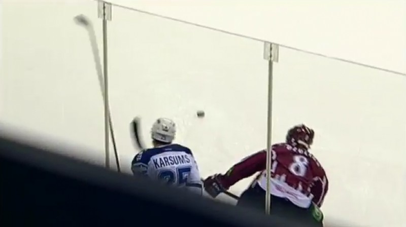 Sandis Ozoliņš izpilda spēka paņēmienu pret Mārtiņu Karsumu
Foto: no KHL video