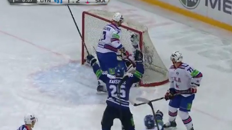 Mārtiņš Karsums priecājas par vārtu guvumu
Foto: no KHL video