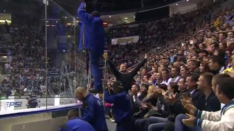 Laukuma apmales stikla nostiprināšana 
Foto: no KHL video