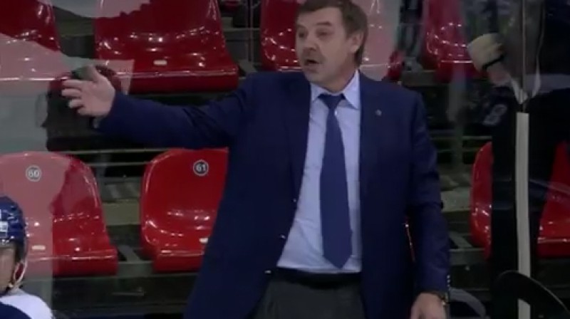 Oļegs Znaroks noķer ripu un neļauj ar to spēlēt
Foto: no KHL video