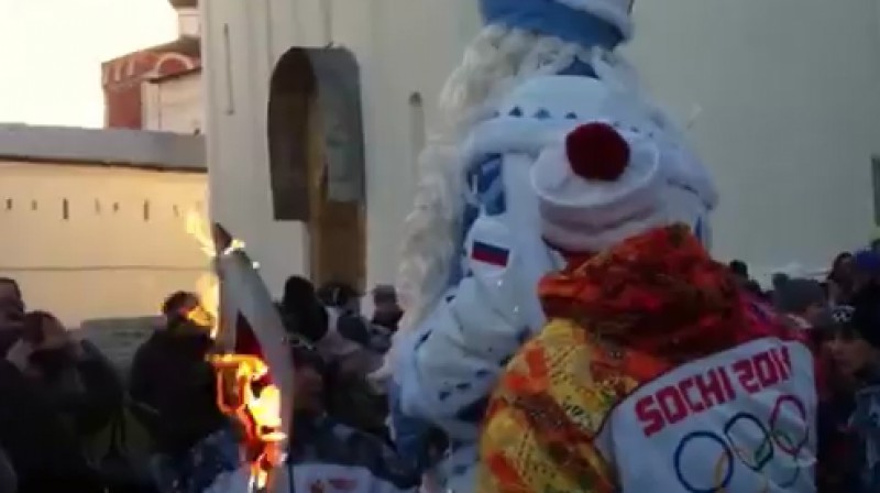 Olimpiskās lāpas ārkārtas remonts 
Foto: no "TorchSOCHI2014" video