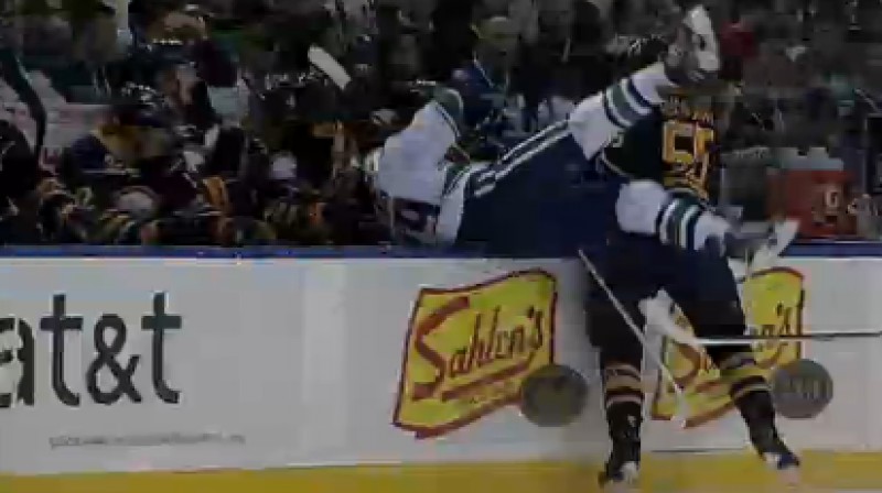 Pretinieks nokļūst pie "Sabres" rezervistiem
Foto: no NHL video