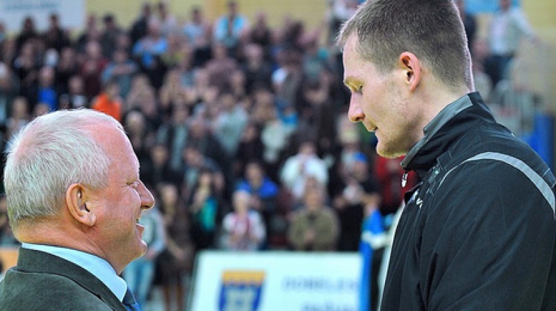 Aivis Jurdžs (pa labi) - mača labākais spēlētājs 
Foto: Foto: Juris Bērziņš-Soms, handball.lv