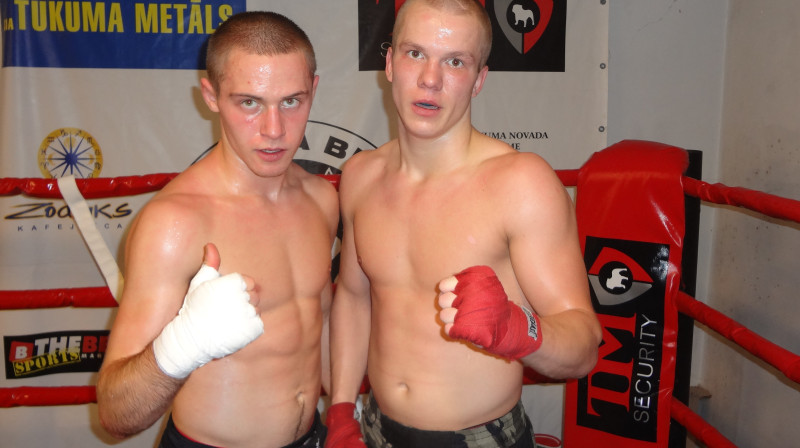 Edgars Skrīvers (no kreisās) un Jānis Freimanis pēc sparinga
Foto: tukumabrali.lv