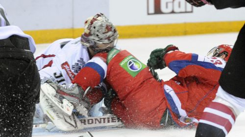 Edgara Masaļska un Ņikitas Filatova sadursme, kas neļāva Latvijas izlases vārtsargam turpināt maču
Foto: Romāns Kokšarovs, Sporta Avīze, f64