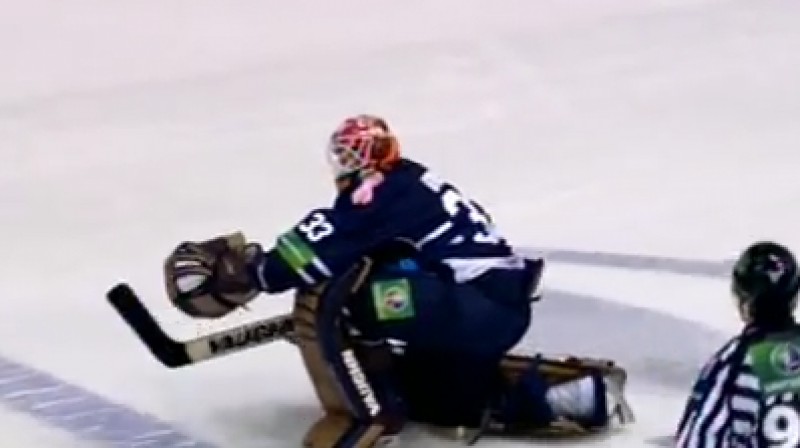 Berijs Brasts efektīgi nosvin atvairīto metienu 
Foto: no KHL video