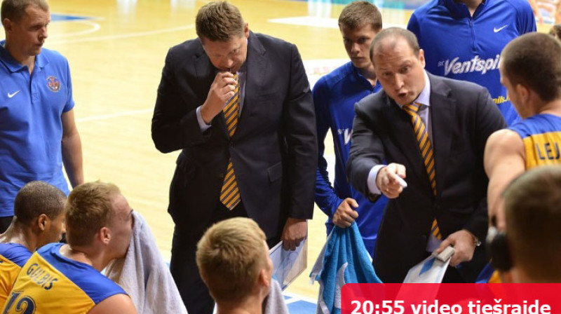 Roberts Štelmahers noskaņo BK "Ventspils" spēlētājus nopietnai cīņai.
Foto: bkventspils.lv
