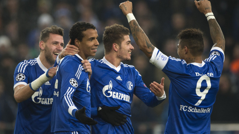 "Schalke" futbolisti atzīmē otro vārtu guvumu
Foto: AFP/Scanpix