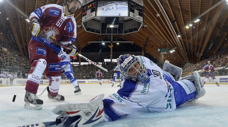 Kaspars Daugaviņš ar vārtu guvumu atklāja šo Špenglera kausa izcīņu
Foto: AP/Scanpix