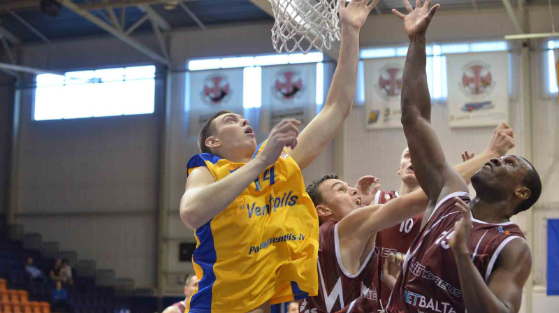 Zem groza cīnās Iļja Gromovs
Foto: bkventspils.lv