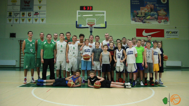 "Vidzemes augstskolas" basketbolisti un Valmieras BJSS audzēkņi pēc kopīgā treniņa.
Foto: BK "Vidzemes augstskola"
