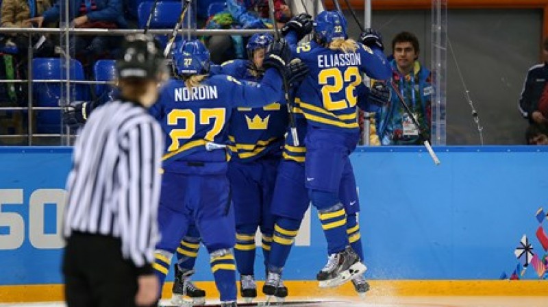 Zviedrijas hokejistes svin panākumu 
Foto: sochi2014.iihf.com