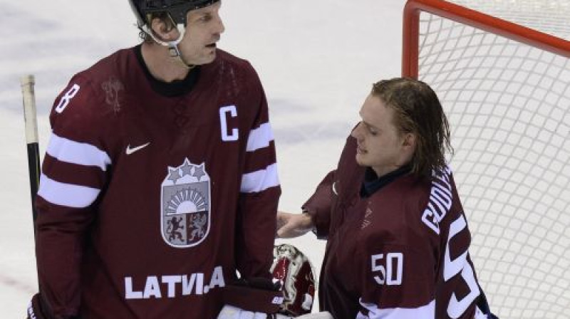 Latvijas izlases kapteinis Sandis Ozoliņš un 55 metienus atvairījušais Kristers Gudļevskis
Foto: AFP/Scanpix
