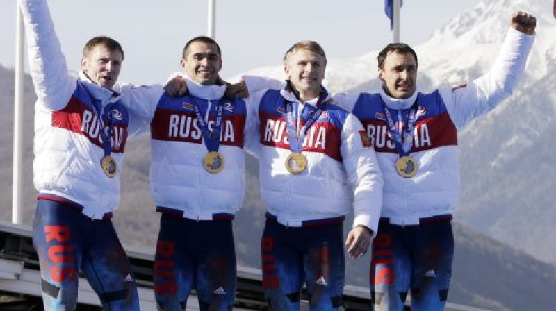 Krievijas zelta četrinieks priecājas par uzvaru
Foto:AP/Scanpix