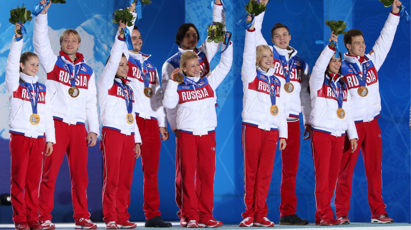 Jevgeņijs Pļuščenko (otrais no kreisās) ar savu ceturto olimpisko medaļu
Foto: ITAR-TASS / Scanpix