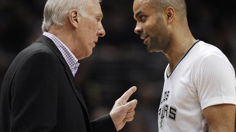 "Spurs" galvenais treneris Gregs Popovičs un saspēles vadītājs Tonijs Pārkers
Foto: AP/Scanpix