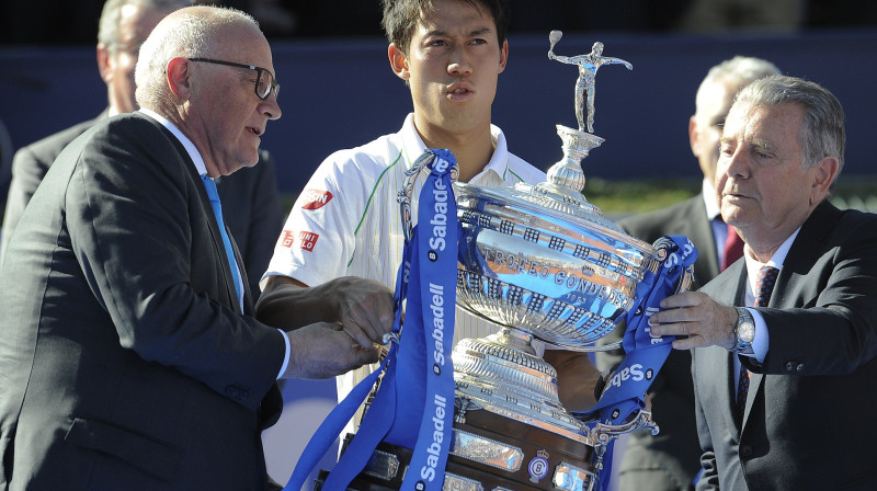 Kei Nišikori ar milzīgo Barselonas čempiona trofeju
Foto: AFP/Scanpix