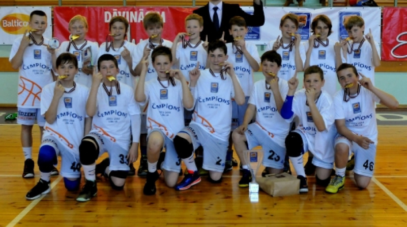 BJBS "Rīga/Rīdzene/Sport2000" komanda - LJBL Colgate U12 grupas čempioni 2013./2014.gada sezonā.
Foto: Romualds Vambuts