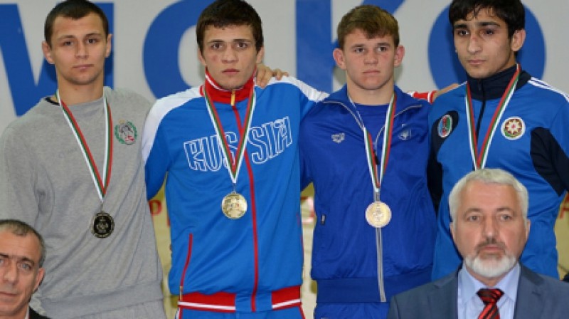 Alberts Jurčenko (pa kreisi) ar sudraba medaļu
Foto: bul-wrestling.org