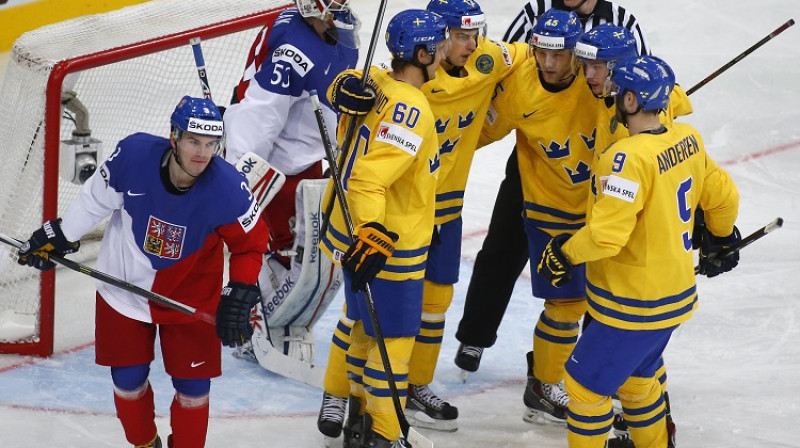 Pirms gada Zviedrijas izlase kļuva par pasaules čempioni, bet nu tika pie bronzas godalgām
Foto: AP/Scanpix