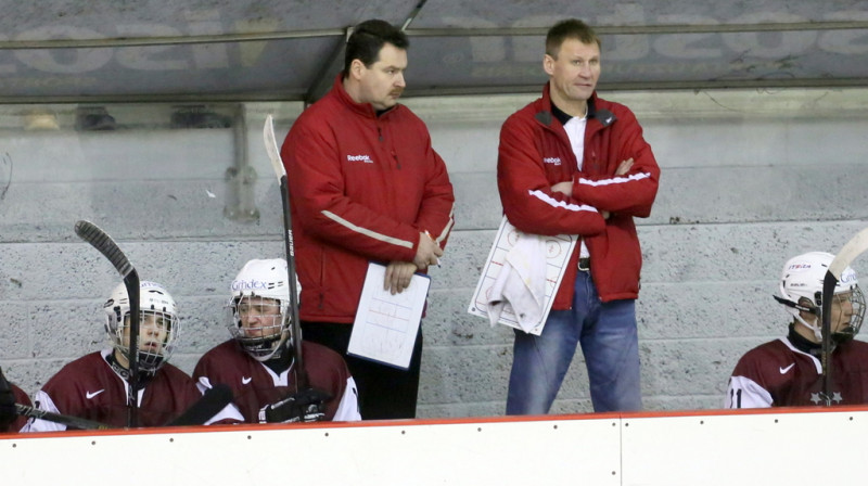 Latvijas U-18 hokeja izlases treneri  Ēriks Miļuns un Aigars Razgals
Foto: Mārtiņš Aiše