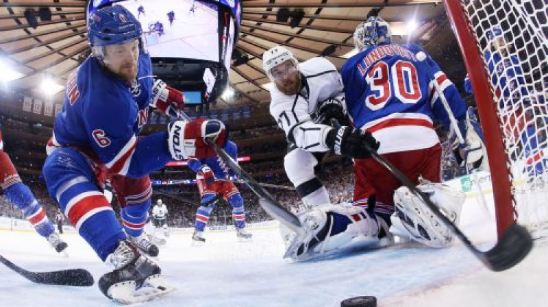 Antons Strālmans glābj Ņujorkas "Rangers" no vārtu zaudējuma
Foto: AP/Scanpix