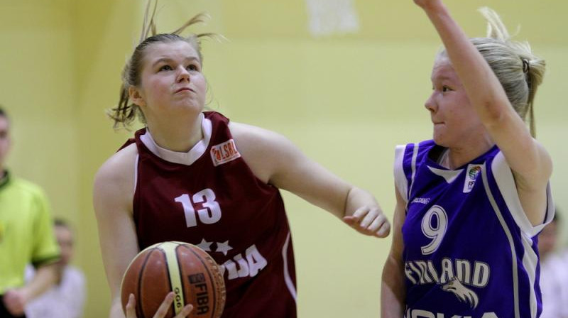Sabīne Lipe un Latvijas U16 izlase: veiksmīgs starts Baltijas kausa izcīņā.
Foto: basket.ee