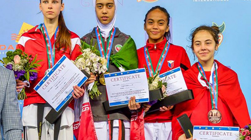 Jolanta Tarvida (pa kreisi) ar kadetu sudrabu 
Foto: mastaekwondo.com