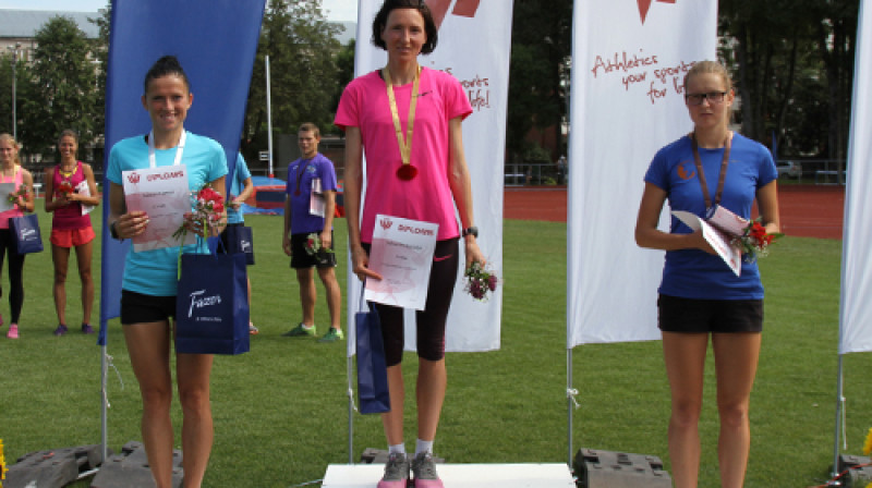 Jeļena Prokopčuka (vidū) Ogrē izcīnīja savu jau 51. (!) Latvijas čempiones titulu
Foto: Ritvars Raits