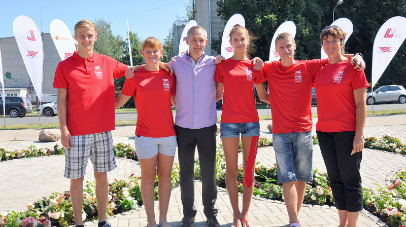 Latvijas vieglatlētikas delegācija Naņdzjinā - Jāzeps Groza, Laine Donāne, Guntis Zālītis, Jūlija Tarvide, Artūrs Makars, Tatjana Donāne 
Foto: Juris Bērziņš Soms, lat-athletics.lv