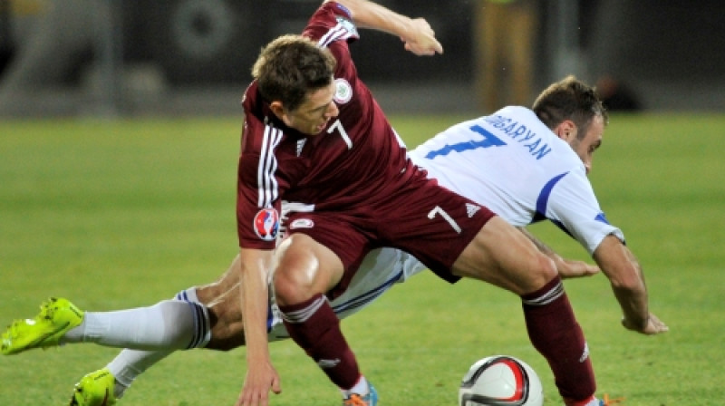 Andrejs Kovaļovs cīņā ar armēņu futbolistu
Foto: Romāns Kokšarovs (f64)