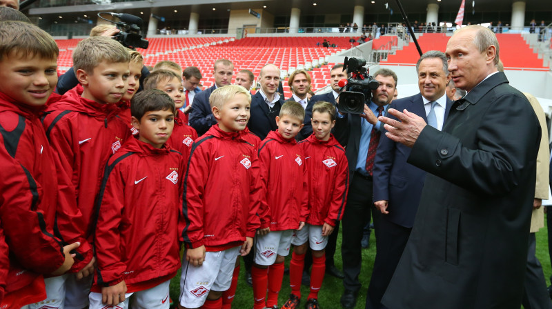 Maskavas "Spartak" jaunieši un Vladimirs Putins jaunā stadiona, kurā paredzēts aizvadīt arī PK spēles, atvēršanā. 
Foto: Itar-Tass/Scanpix