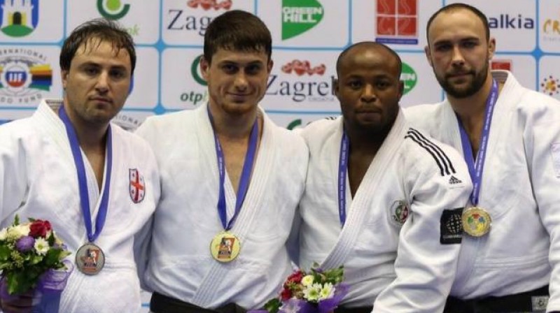 Jevgeņijs Borodavko (pa labi) uz pjedestāla Zagrebā 
Foto: International Judo Federation, judo.org.lv