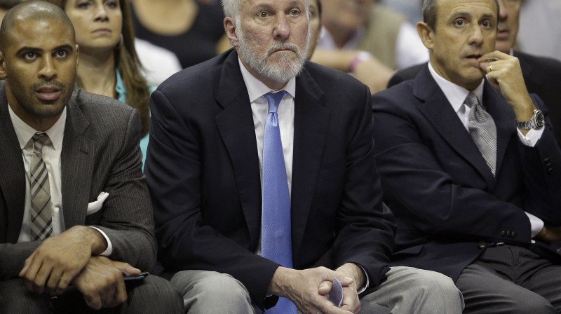 "Spurs" treneri Gregs Popovičs un Etore Mesina
Foto: AP/Scanpix